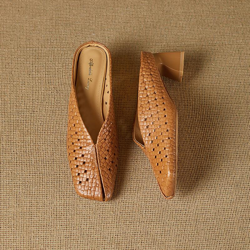 

Сумка из натуральной кожи, полутапочки с открытой пяткой, женская уличная обувь, лето 2025, новинка, овечья кожа, перфорированный средний каблук, тапочки с отверстиями, удобные и дышащие 39