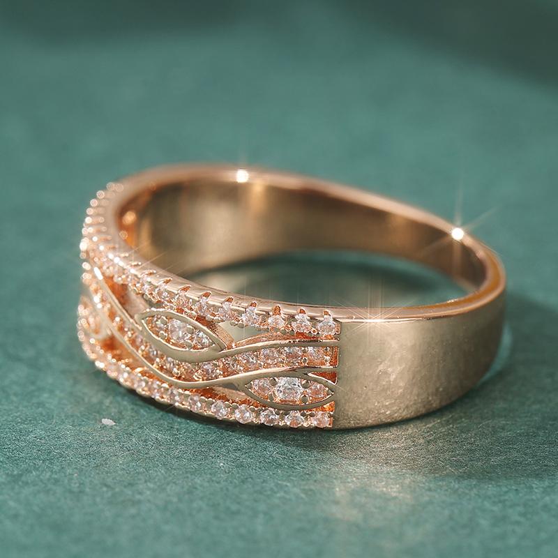 Elegant Classic Hollow Patterned Golden Plated Ring Women Fashion Inlaid Synthetic Zirconia Banquet Wedding Jewelry Accessories