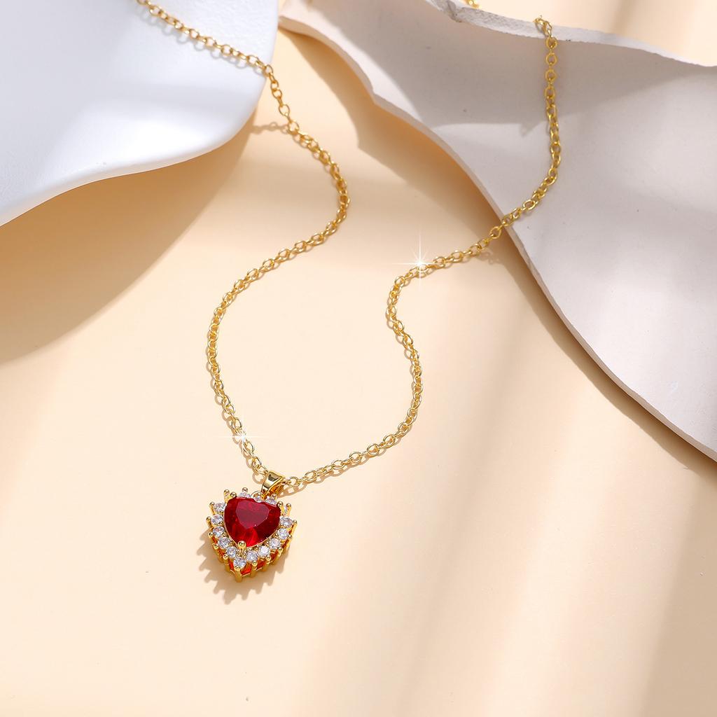 Love-themed Vintage Pendant Necklace for Women, Stylish and Versatile, Featuring A Subtle Set of Zirconia Stones On The Collarbone.