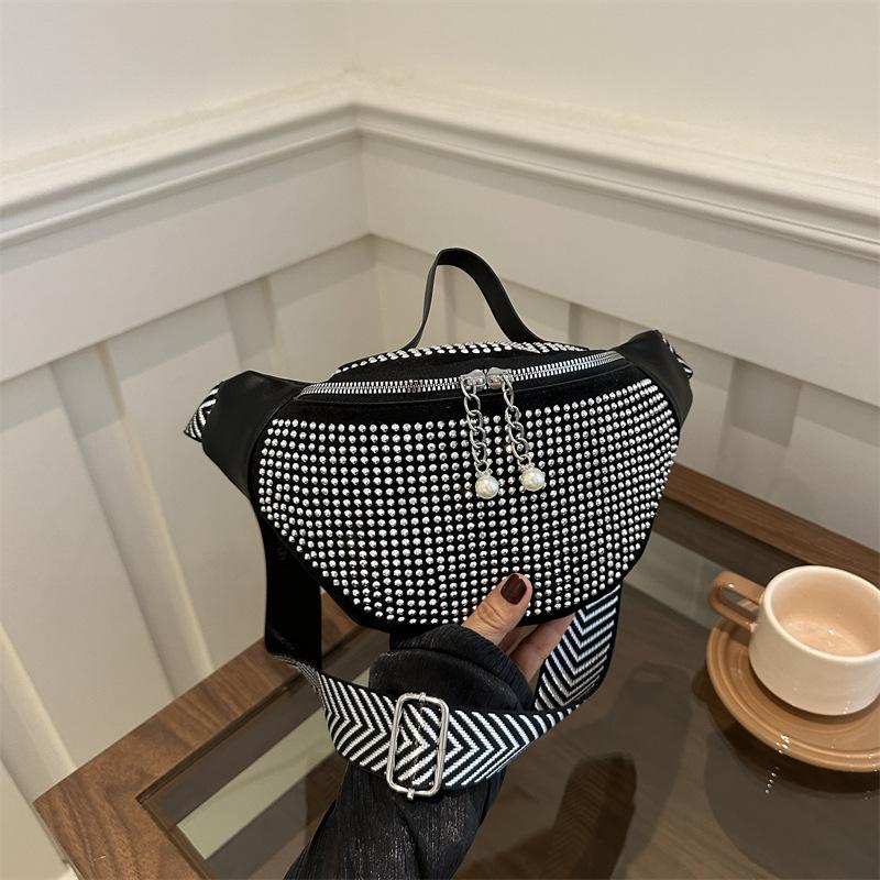 

Korean version of bright diamond bag fashion shoulder fanny pack breast bag messenger bag female versatile trendy cool Internet celebrity mini underar срібний