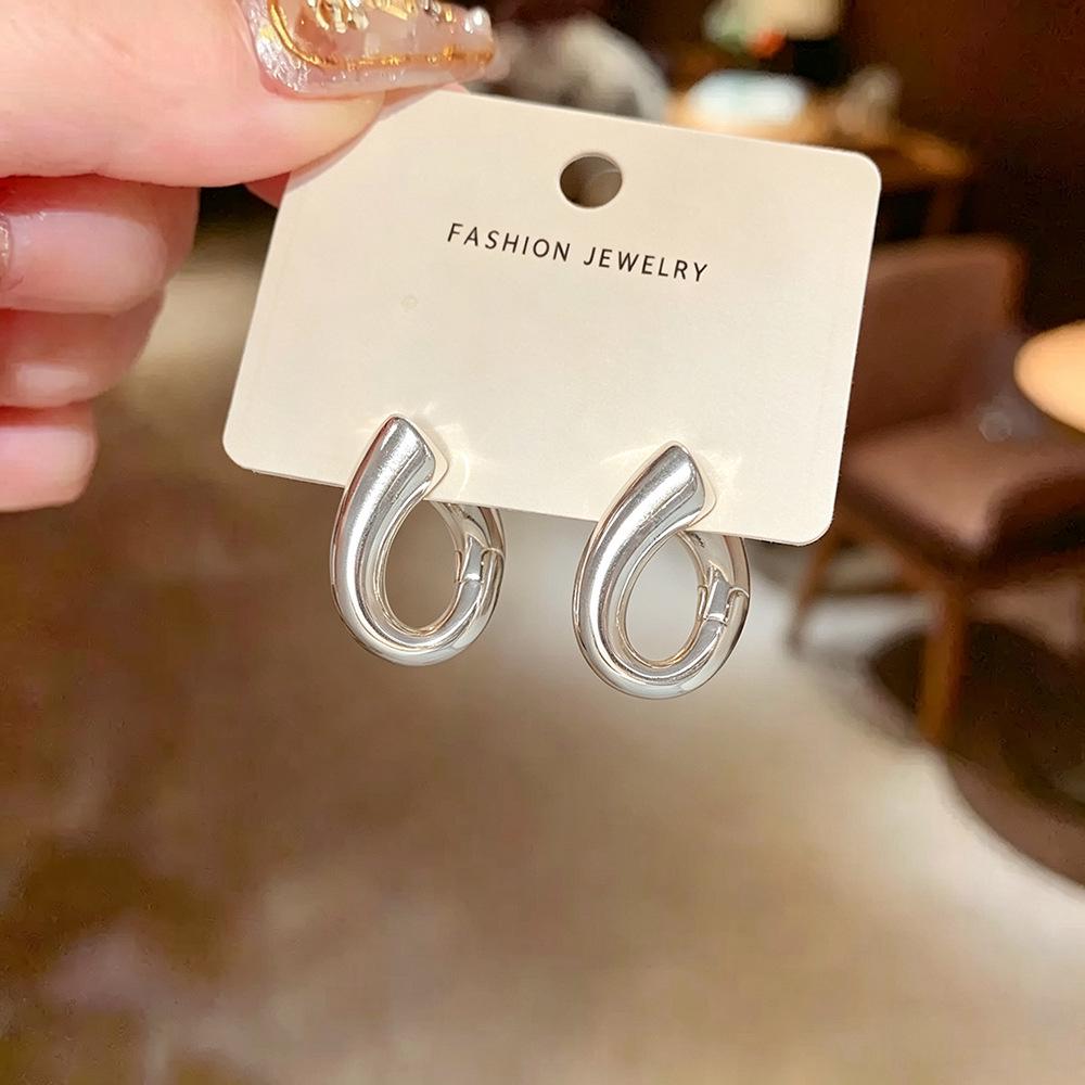 Chic Retro U-Shaped Cross Ear Cuff Earrings for Women: Elegant, Light Luxury Fashion
