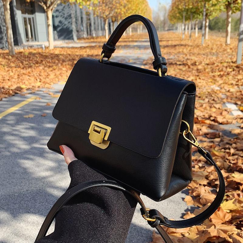 Premium textured bag women's new French handbag hand carry out shoulder bag mature versatile messenger bag