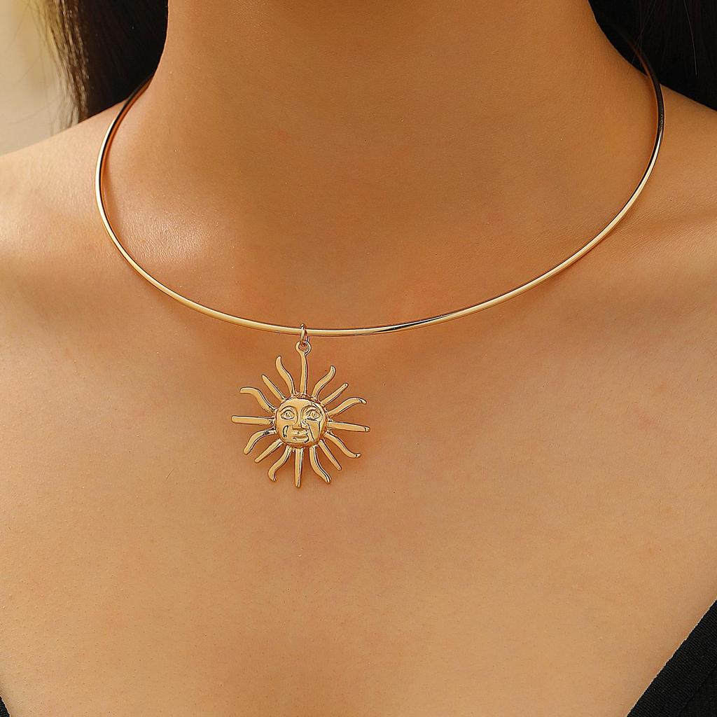 Retro Geometric Pleated Choker & Earring Set with Metal Flower Necklace