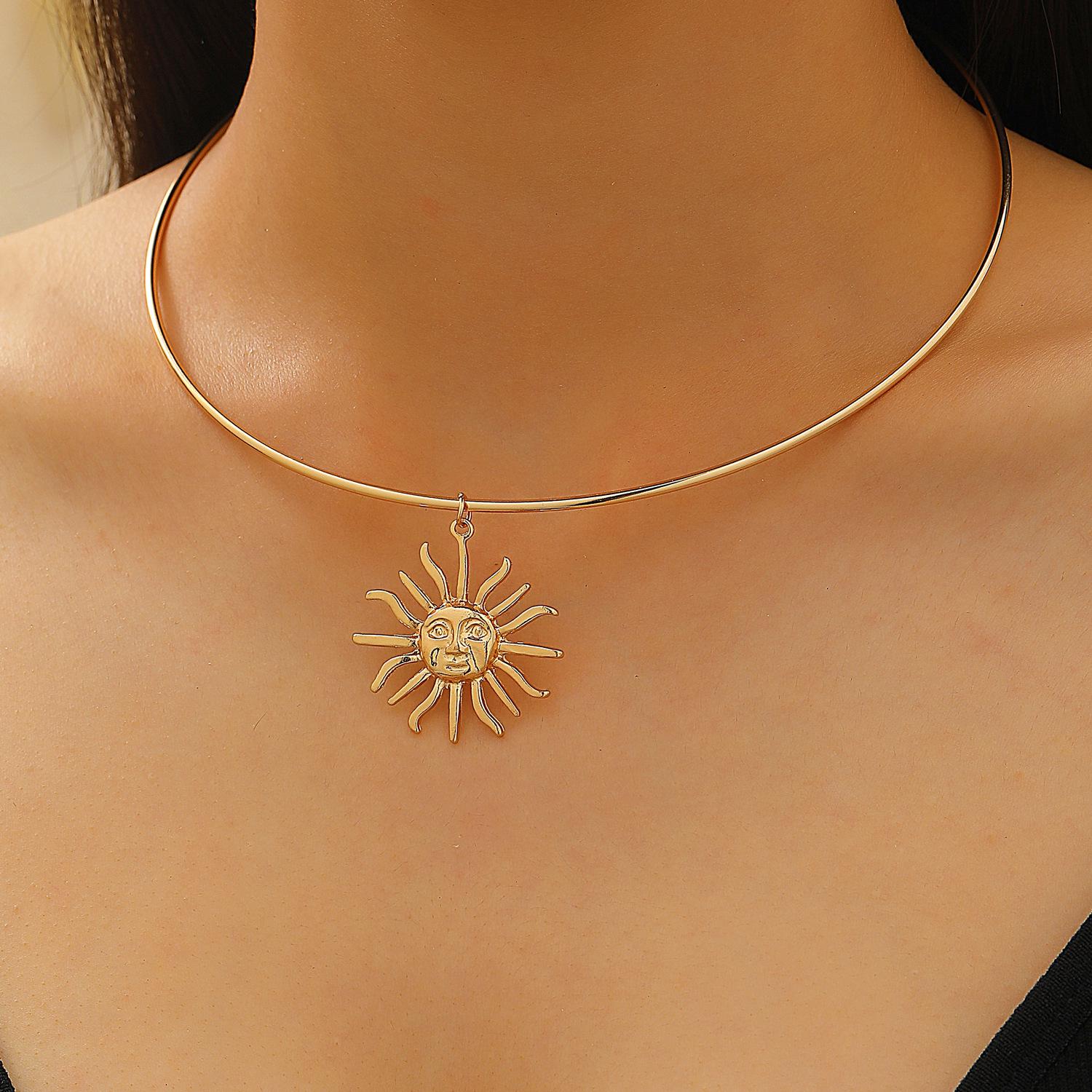 

Retro Heart & Flower Hollow Choker Necklace for Women