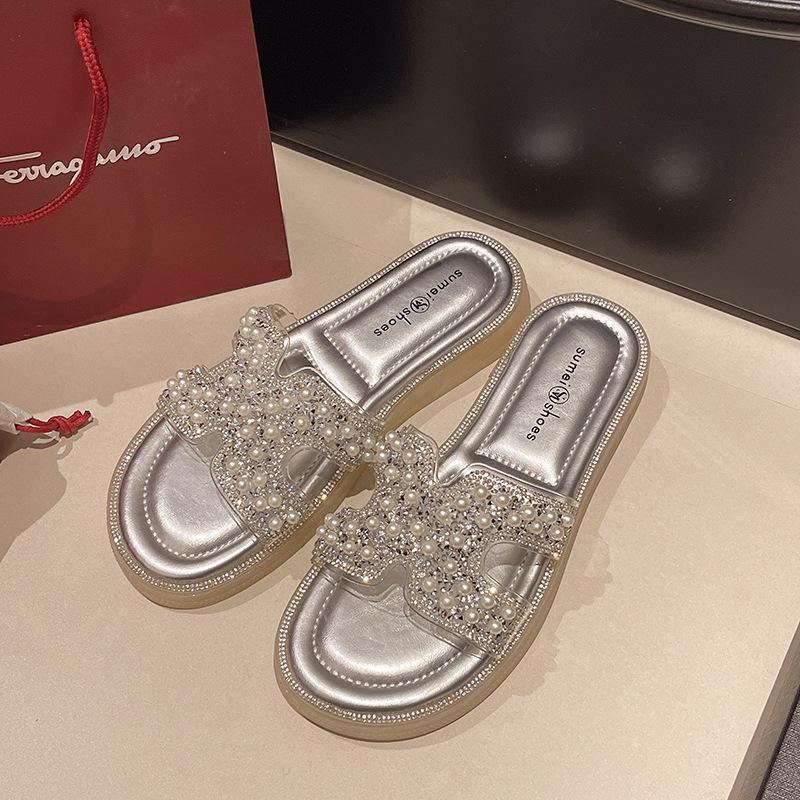 

Beautiful pearl flat-bottomed cool slippers women s summer wear new models with skirts seaside beach one-word sandals 40 серебряный