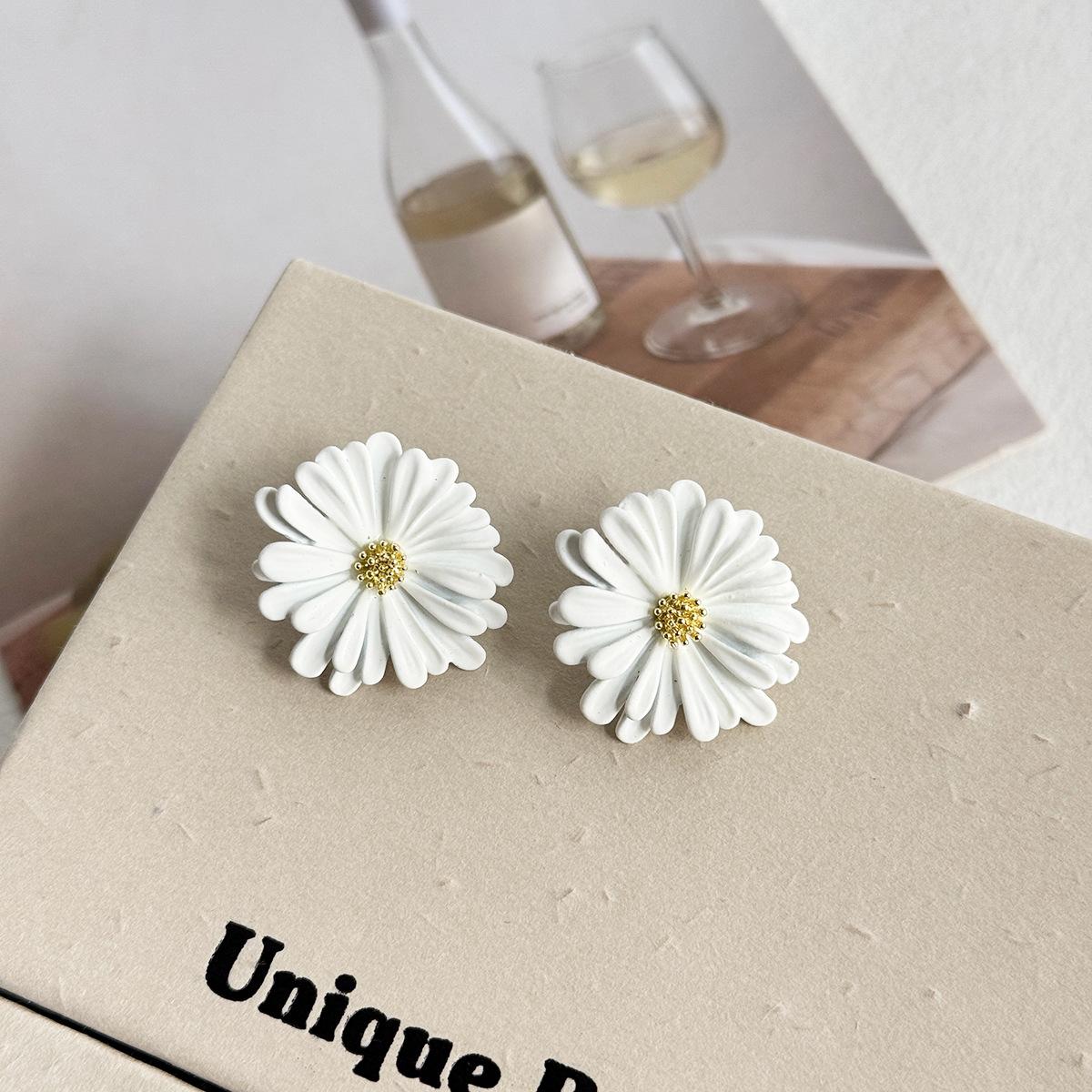 

Lovely Spring Summer Daisy Flower Earrings For Women Korean Jewelry 2025 Trendy Sweet Blossom Stud Earrings Jewelry Gifts белый