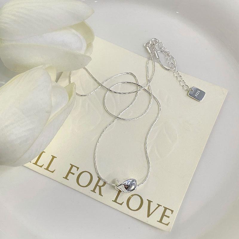 Verdrehte geometrische Anhängerkette, Verdrehte Schlüsselbeinkette, Schlichtes und Nischendesign, Schlangenknochenkette