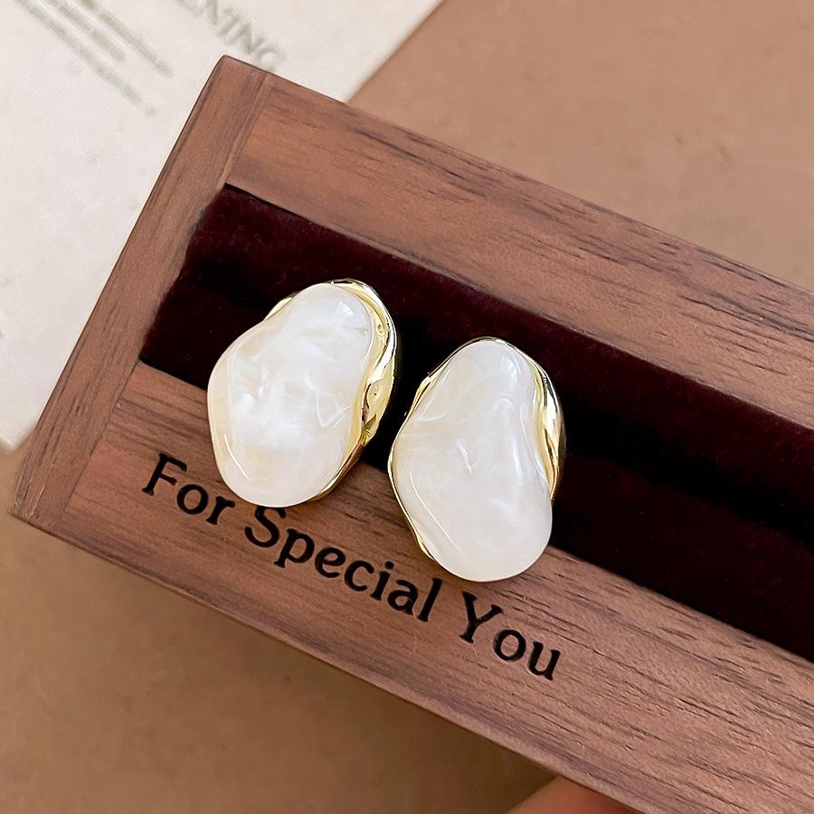 High-End Retro Resin Marbled Geometric Stud Earrings: Unique and Fashionable Accessories