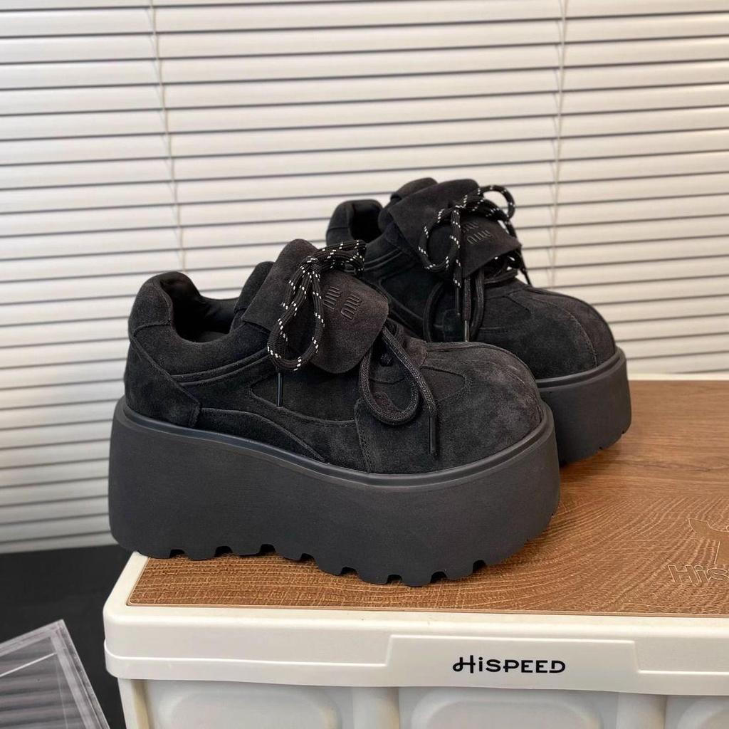 Dámské semišové platformové tenisky s ohrnovacím límcem s písmeny - na silné podrážce, zvyšující výšku, zeštíhlující a prodlužující nohy.