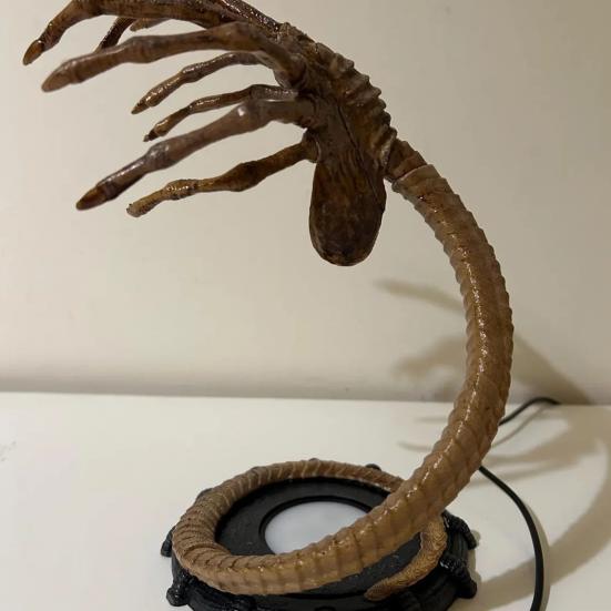 LED Facehugger Night Light Scary Alien Claws Twinkle Light Horror Light Up Facehugger Figurine Table Lamp for Home Bedroom Halloween Indoor Decor