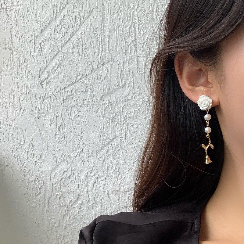 Beyaz Gül Saplama Küpe Asimetrik Kelebek Küpe Yeni Yaratıcı Küpe Kız hediye