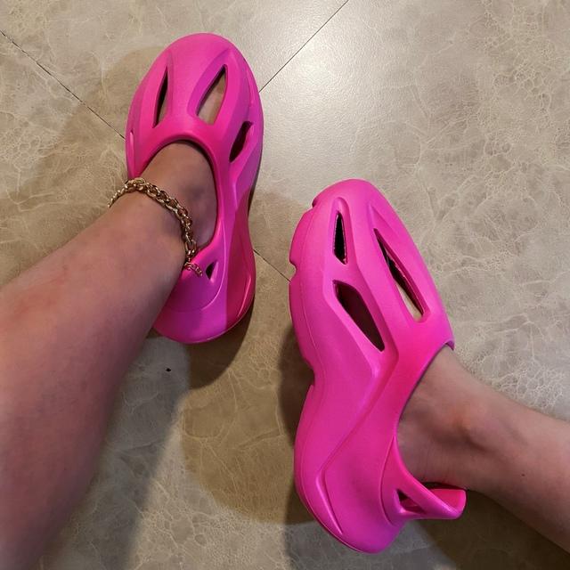 

Женская обувь. Новые трендовые подходящие тапочки. Дизайнерские пляжные удобные сабо из ПВХ. Мягкие мужские женские сандалии в уличном стиле. 42