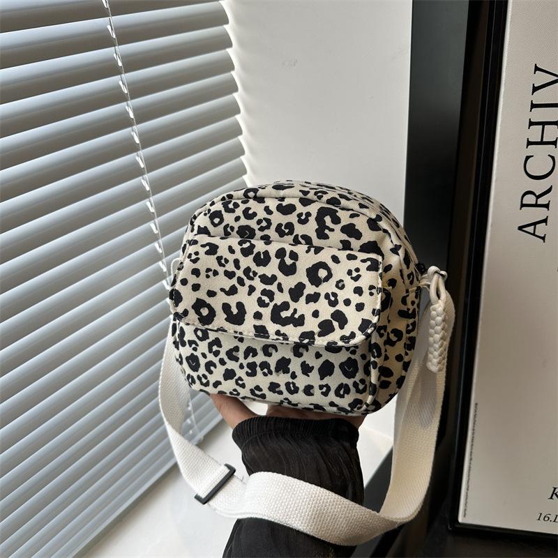 Korean version of fashion niche design soft-sided casual leopard print shoulder messenger bag 2025 autumn new shopping commuter bag