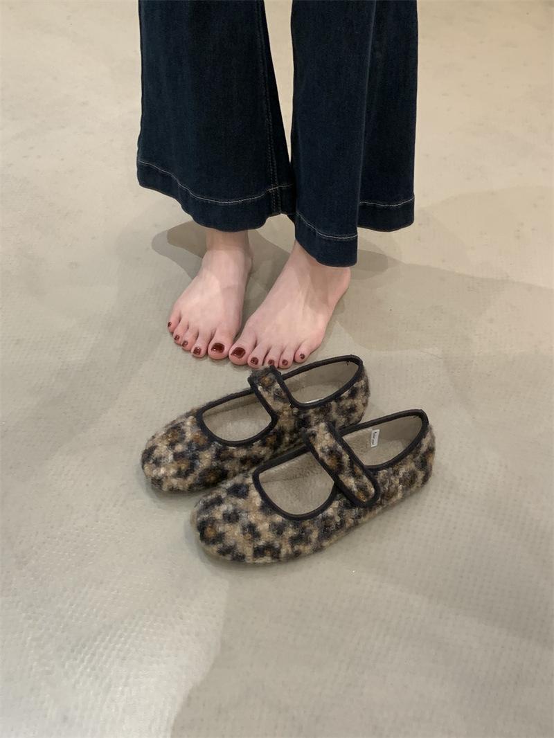 

Velcro woolen Birkenstocks women s round head soft sole winter Mary Jane shoes thermal cotton single shoes 2025 spring new 39