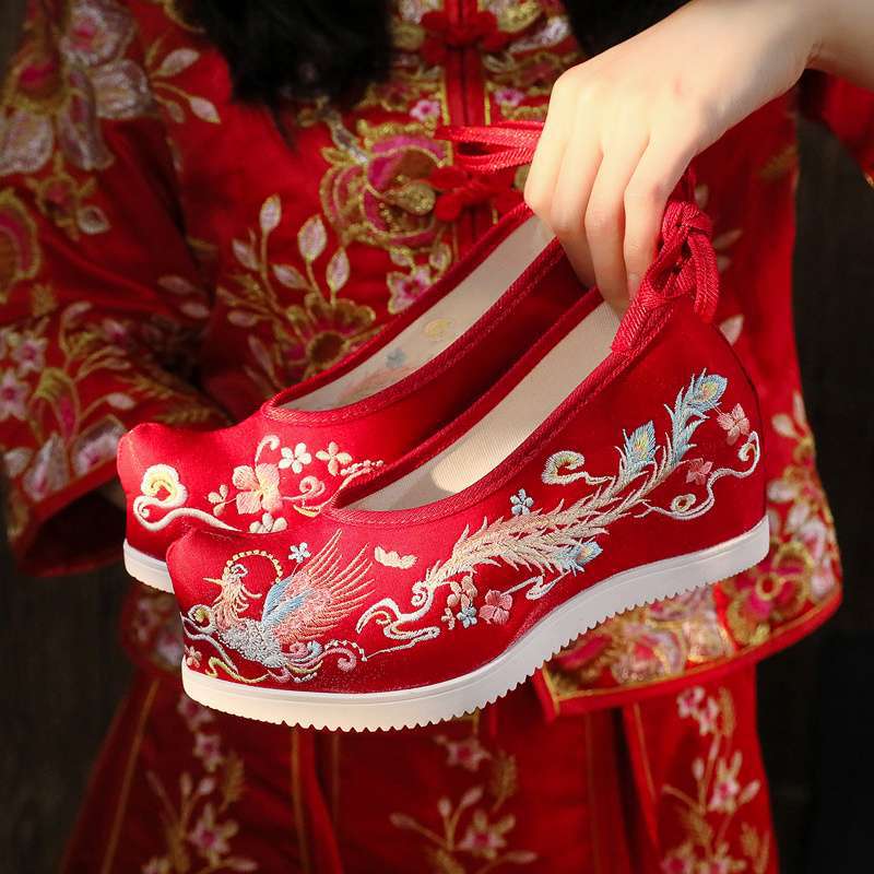 Embroidered Shoes Wedding Xiuhe Wedding Shoes New Old North Chinese Ancient Bridal Wedding Shoes Xiuhe Clothing Heightening Cloth Shoes