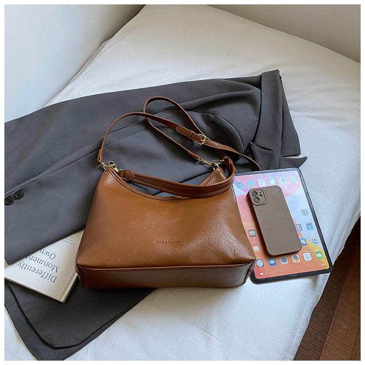 Casual shoulder bag niche design women's bag 2025 new retro underarm bag Korean version large-capacity commuter messenger bag