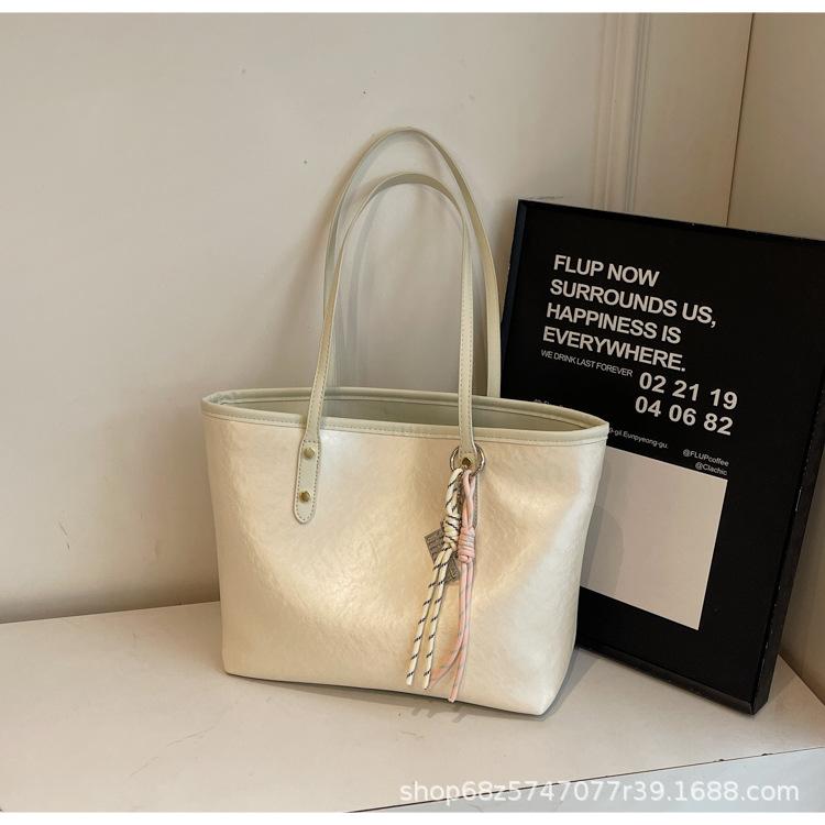 2025 High-end Retro Feeling Large-capacity Underarm Women's Bag New Fashion Tote Bag Niche Versatile Commuter Shoulder Bag