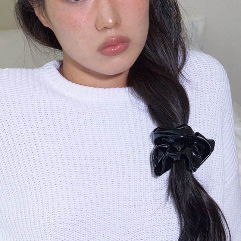 Geegee Glossy Leather Scrunchie - Black