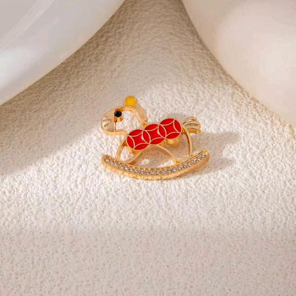 Exquisite Zodiac Horse Brooch: Festive New Year Pin & Cute Clothing Accessory