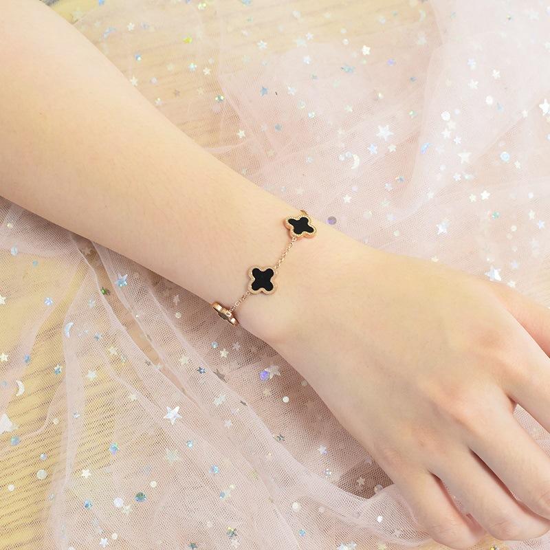 Vierblättriges Kleeblatt Titanstahl Armband für Damen Einfach Farbecht Einzigartig und Elegant