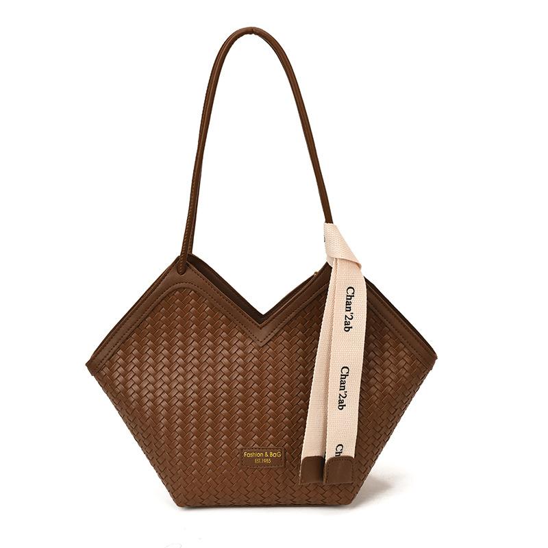 

Large-capacity bag women s new retro-style woven pattern shoulder underarm bag high-end texture commuter tote bag коричневый