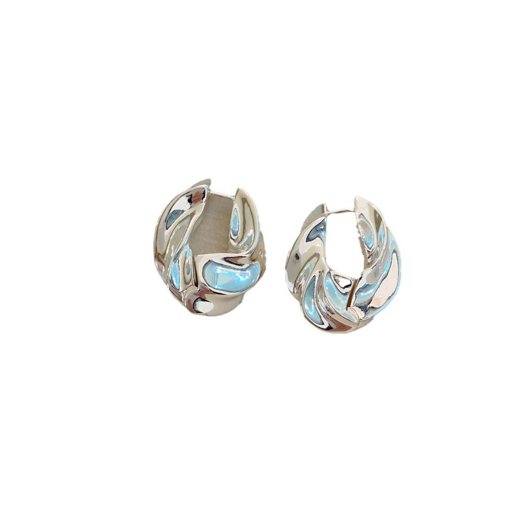 Strong Push Love French Exquisite Small Croissant Earrings Cold Wind Twist Circle Retro Fashionable Lazy Earrings