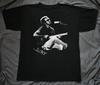 T-shirt Unisex Nera Firma JJ Cale Suona la Chitarra