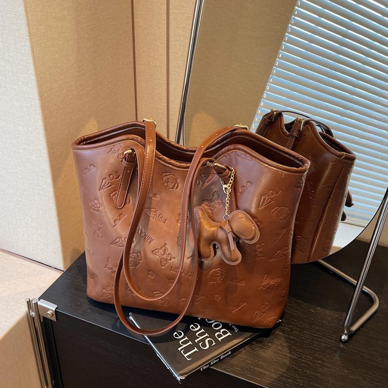 Large capacity versatile shoulder bag 2025 new work sense casual armpit bag fashion tote bag women