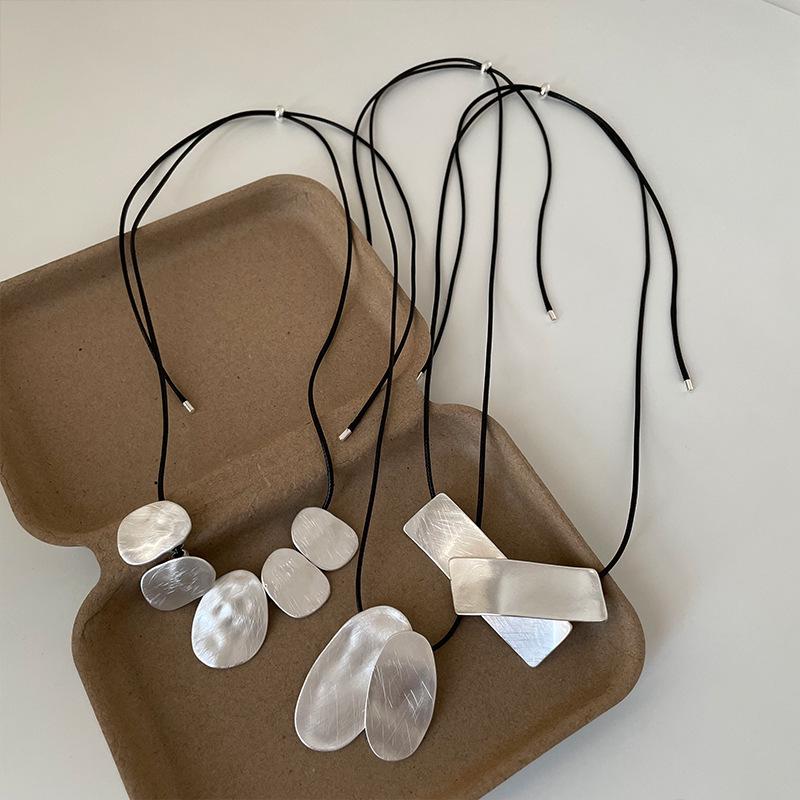 Regulowany Minimalistyczny Geometryczny Plisowany Skórzany Naszyjnik: Wszechstronny Łańcuszek na Obojczyk o Wysokiej Czułości