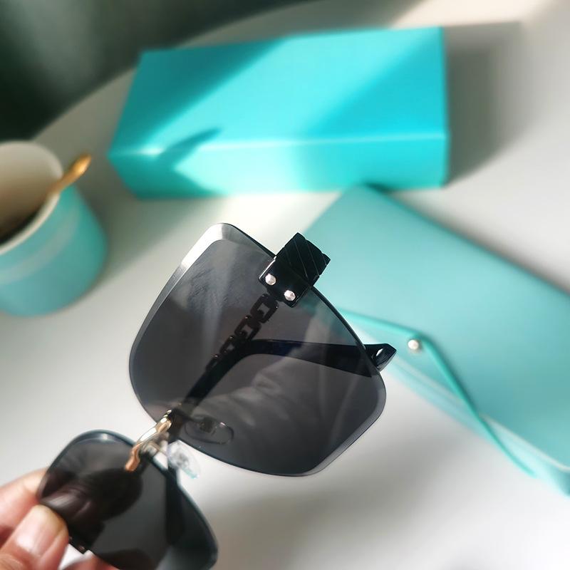 Lunettes de soleil ultra-légères style décontracté tendance pour femmes, élégantes avec chaîne pour les yeux, haut de gamme, style minimaliste, lunettes de soleil business pour femmes