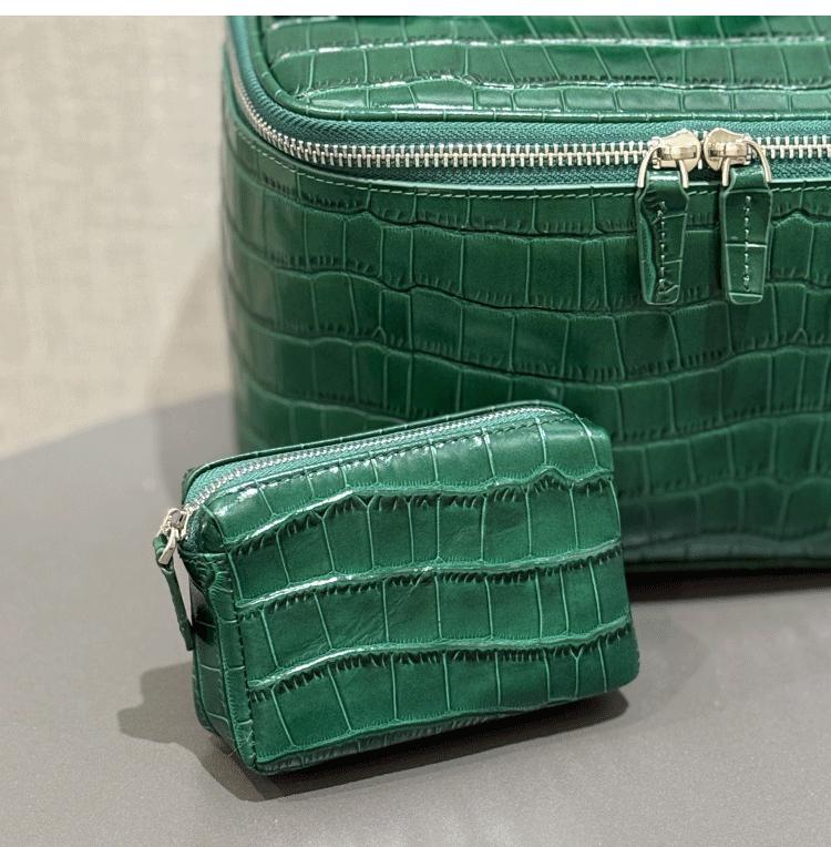 Crocodile Pattern Cowhide Makeup & Toiletry Bag: Portable, High-Capacity, Travel-Ready.