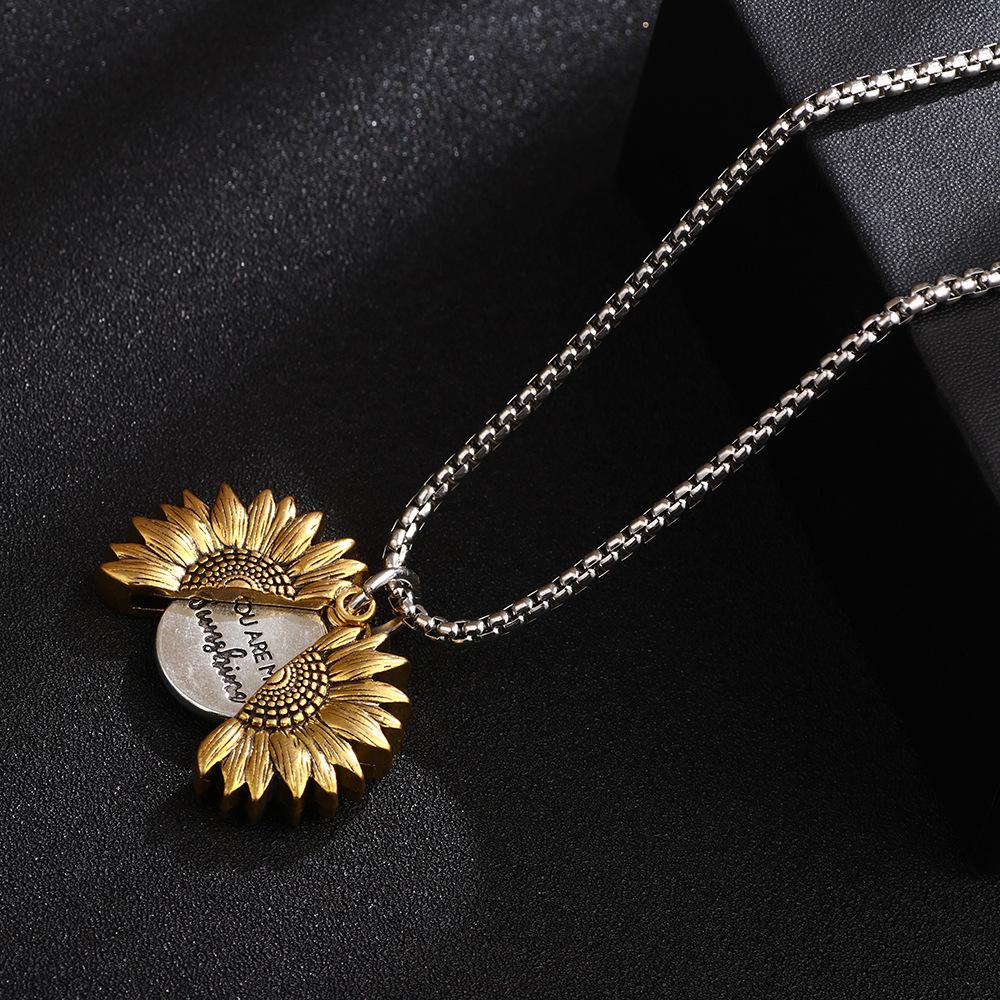 

Creative Sunflower Engraved Pendant Necklace - Versatile Fashion Jewelry for Couples золотой