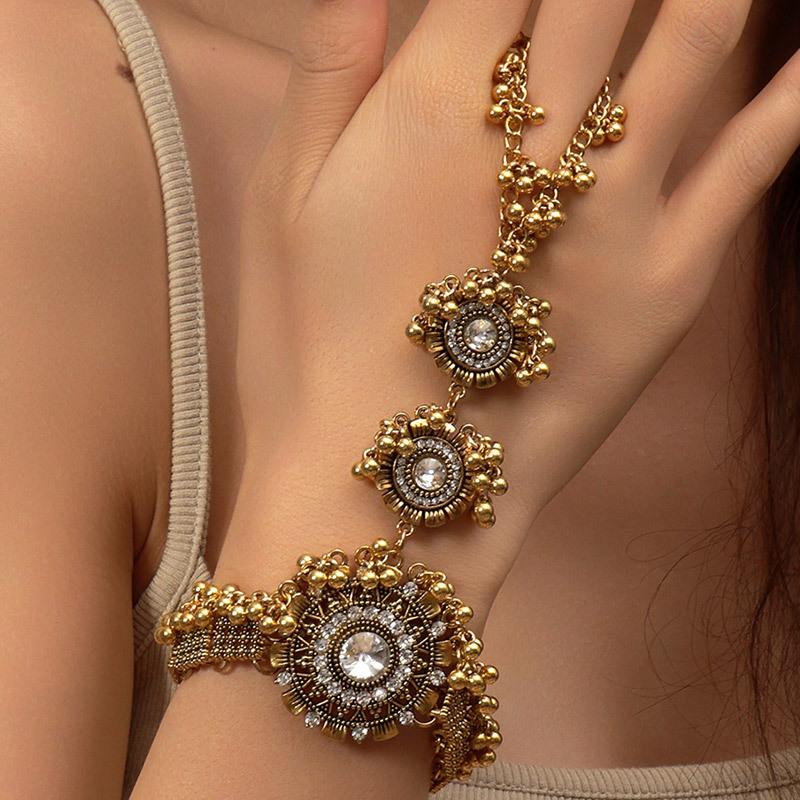 European and American Retro Flash Diamond Flower Dripping Temperament Women s Finger Bracelet белый