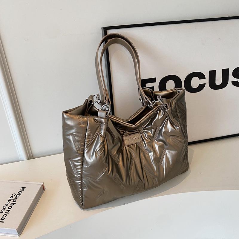 

Осіння пухова сумка 2024 року, велика місткість, новий модний дизайн, повсякденна портативна жіноча сумка для поїздок через плече шампанського