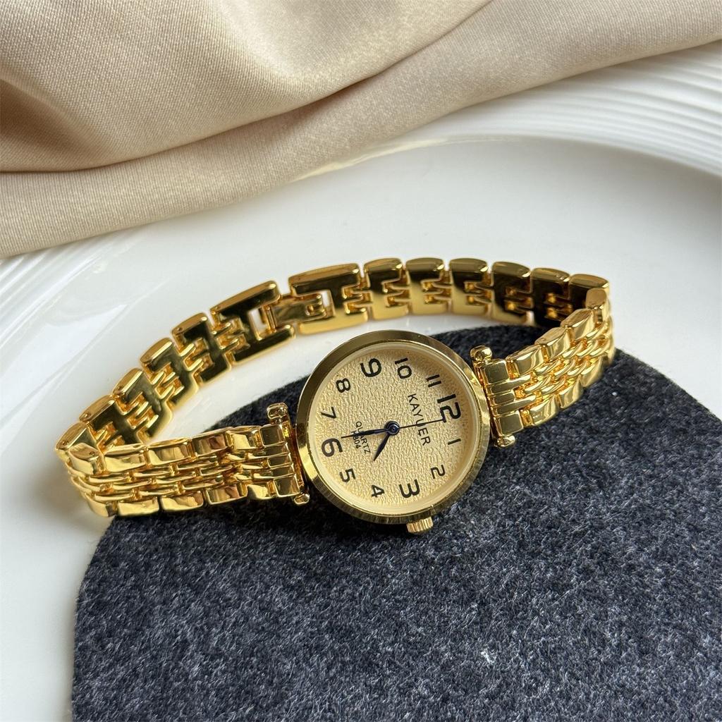 Wind Small Disc Simple Bracelet Watch Women'S Exquisite Retro Versatile High Value Digital Surface Fashion Quartz Watch
