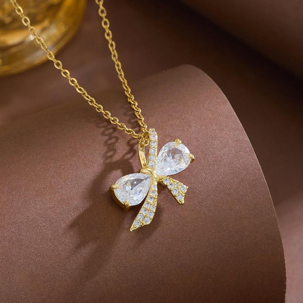 Gradient Butterfly Clavicle Necklace: European-American Fashion Pendant with Inlaid Rhinestones