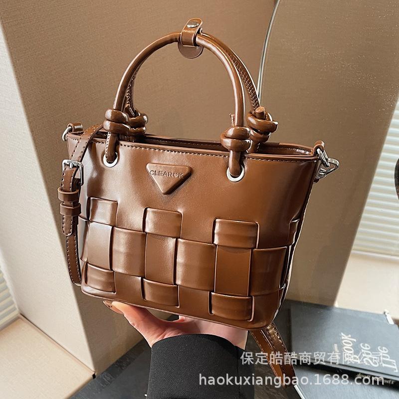 New bag women's 2025 popular bucket bag autumn and winter versatile fashion niche messenger bag retro handbag