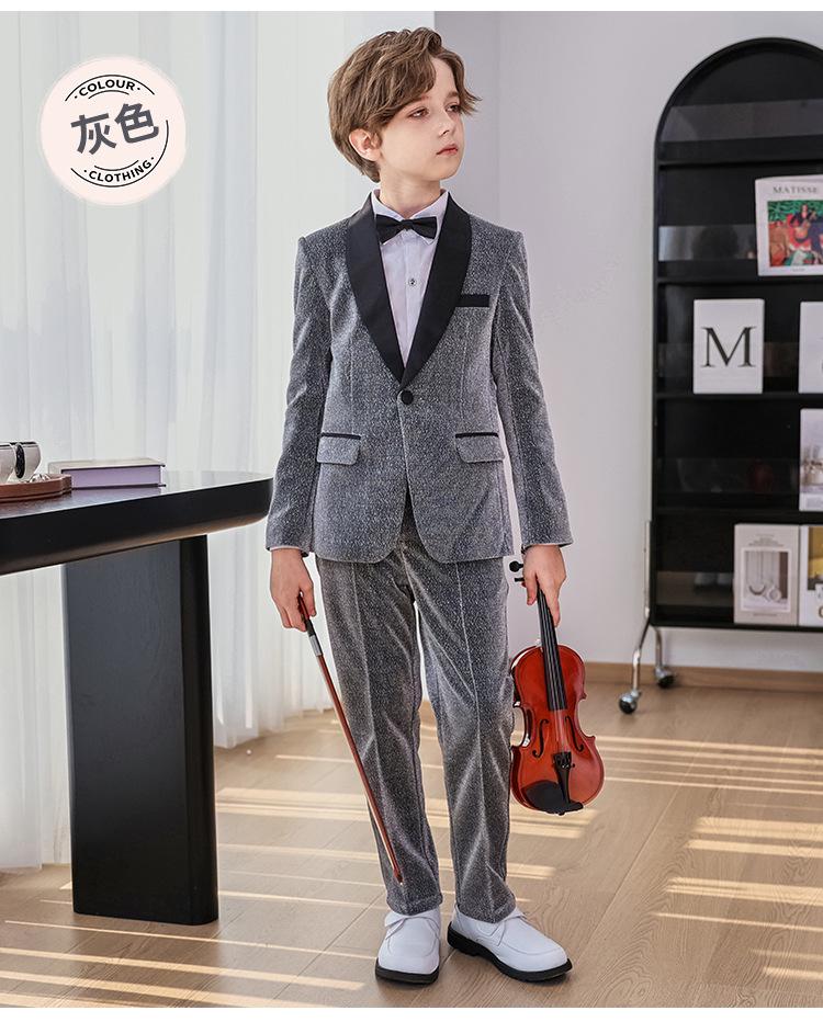 Chlapecký formální oblek v britském stylu pro družbu a klavírní vystoupení
