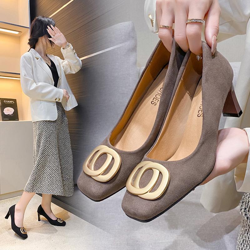 Damenschuhe mit eckiger Spitze 2024 neue Stiletto-High Heels für alle vier Jahreszeiten, schlichte flache Öffnung, dekorative Schuhe mit goldener Schnalle, Mikrofaser-Mode wom