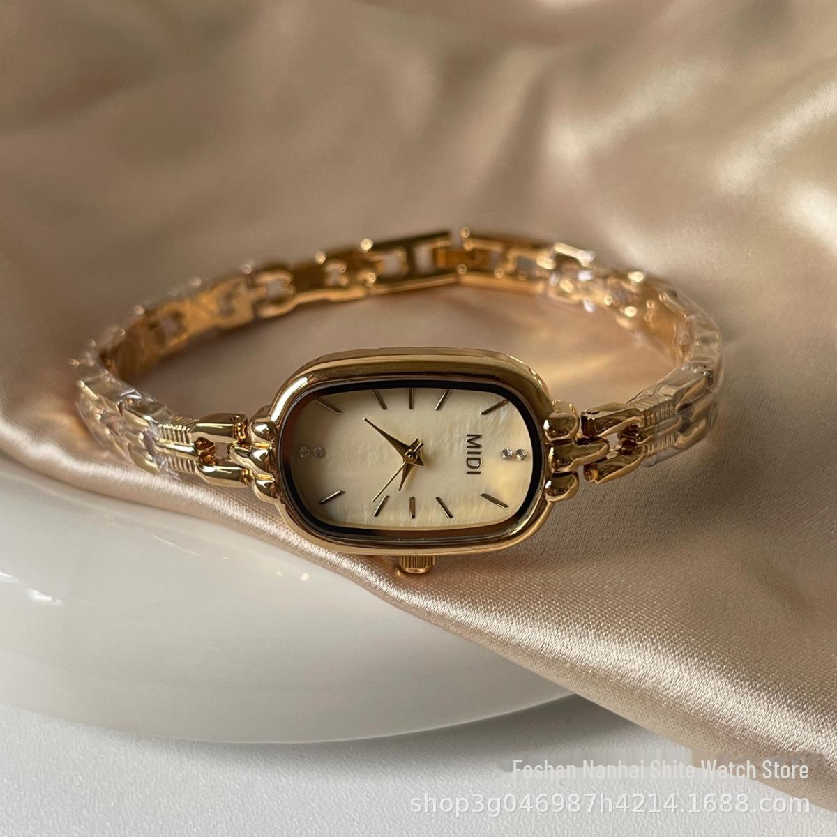 

Элегантные женские часы на цепочке с овальным перламутровым циферблатом и дизайном в виде аромата