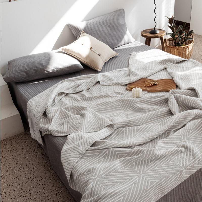 

Весеннее и летнее новое трехслойное марлевое одеяло с геометрической простотой и ветром. Одеяло для полотенец. Одеяло для офиса и отдыха. Одеяло для кондиционирования воздуха. 150*200cm