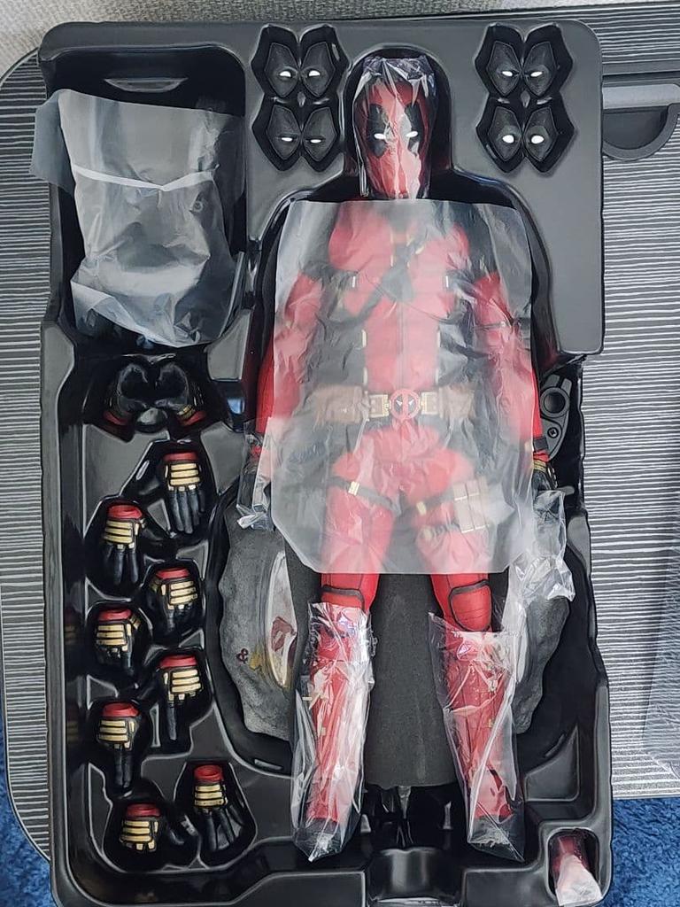 [USED] Excellent Condition Hot Toys Deadpool with Bonus Accessories