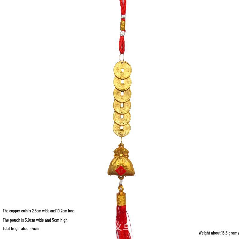 

Золотое пластиковое новогоднее украшение: Праздничное горшечное дерево с маленькими подвесками, медными монетами, слитками, рыбками и фонариками.