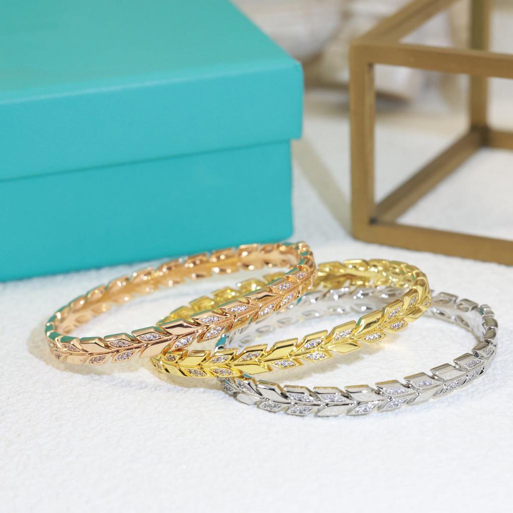 

Браслет «Пшеничный колос» с трехцветными бриллиантами, инкрустированными в материал цвета субзолота, с гальваническим покрытием 18-каратным золотом и в сочетании с изумрудными глазами леопарда.