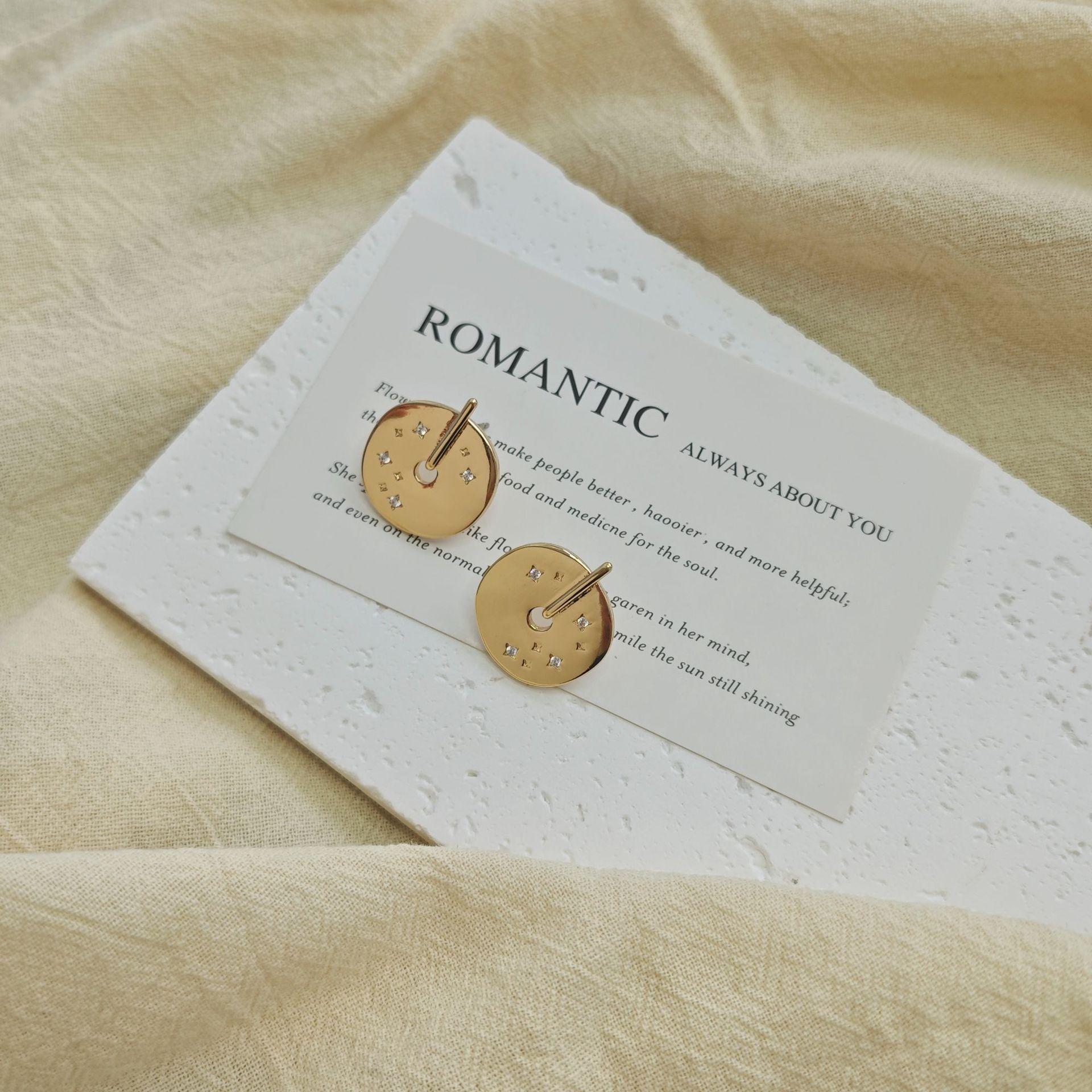 Starry Zircon Gold Round Stud Earrings - Elegant, Fashionable Women s Accessory золотой