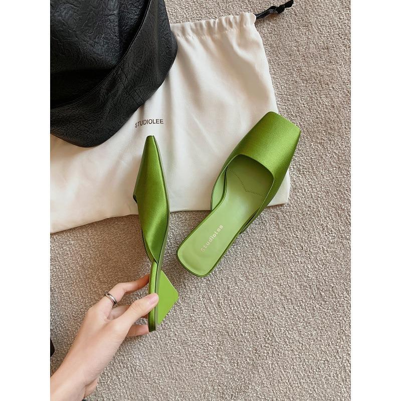 Schaffell quadratischer Kopf Seide Dreieck Absatz Tasche Kopf Hausschuhe Damen Sommer Sandalen High-End Einzelne Schuhe