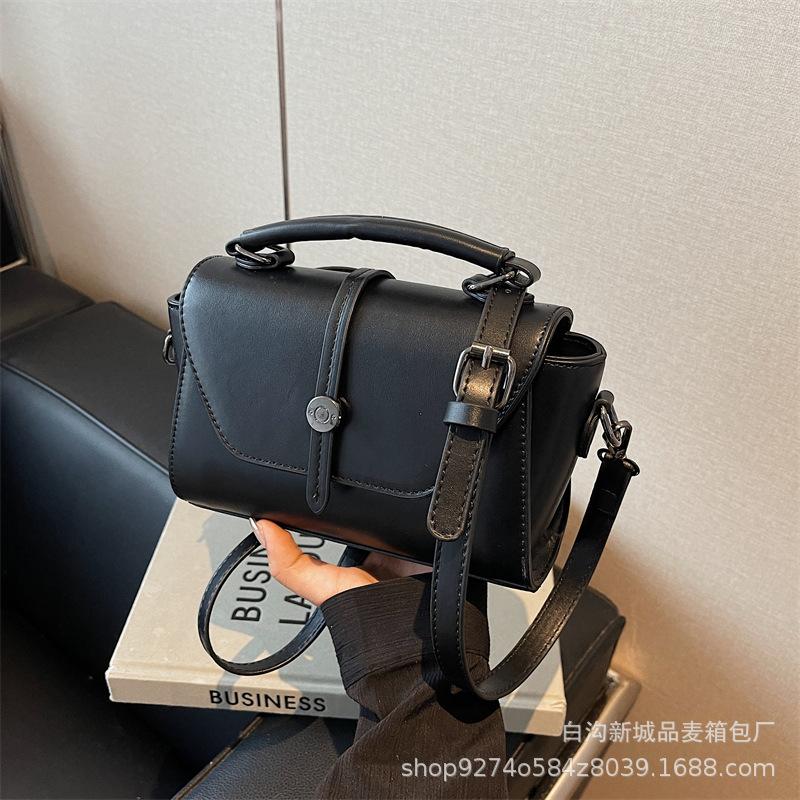 High-end fashion handbag women's 2025 new versatile retro small square bag niche design shoulder armpit bag