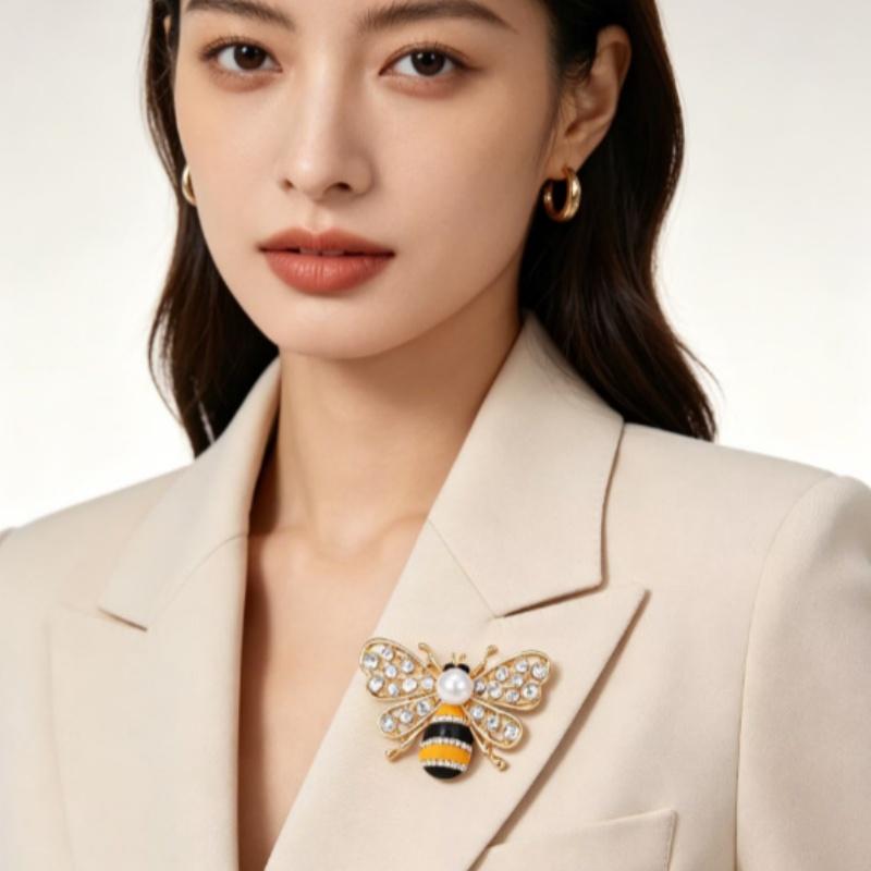 Sparkling Rhinestone Bee Brooch Faux Pearl Gold Plated Vintage Scarf Pin for Women Outdoor Picnic Wear Gift for Friend