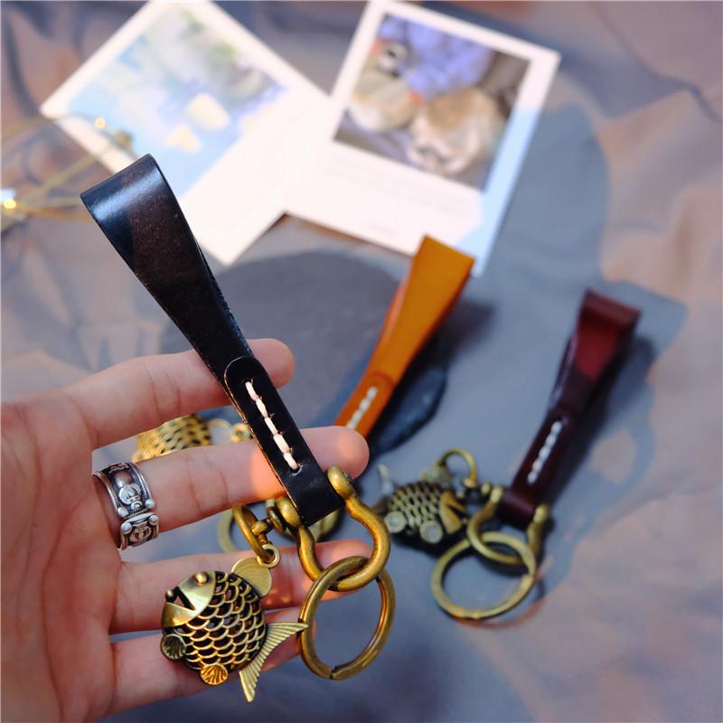 Handmade Retro Kitten Pendant Keychain with Top Grain Cowhide and Alloy Horseshoe Buckle