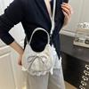 Niche handbag women's 2025 new fashionable versatile shoulder underarm bag, foreign style super fire messenger crescent bag